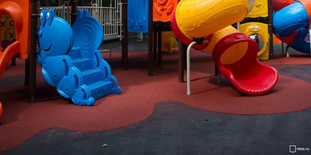 На детской площадке в Анадырском проезде уложат резиновое покрытие