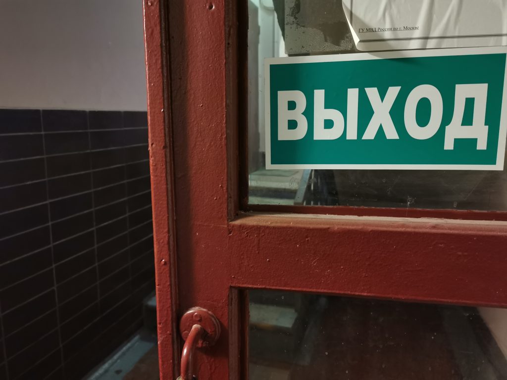 Подъезд дома на Малыгина привели в порядок