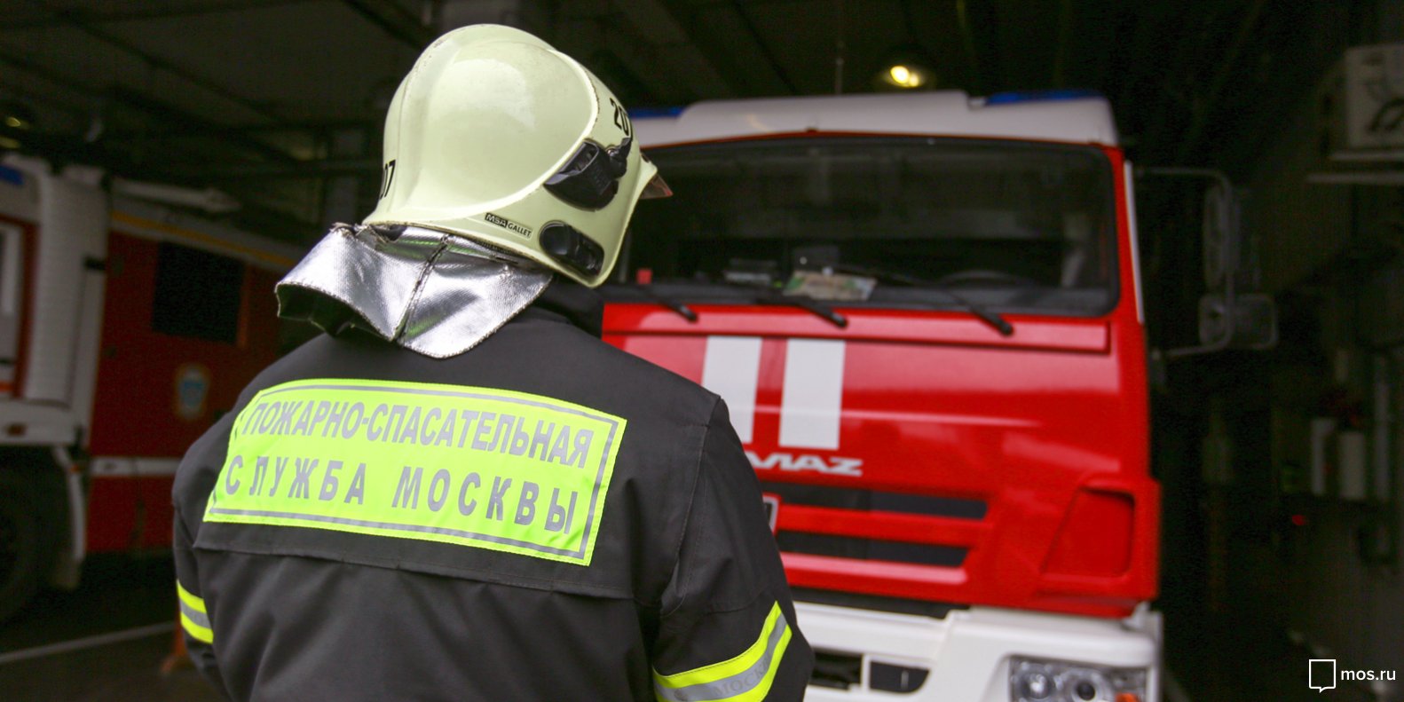 Во дворе дома на Изумрудной горел мусор