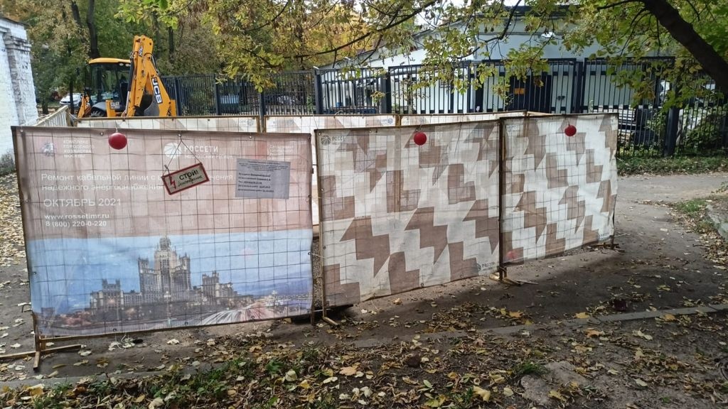 В Янтарном проезде возле строительных ограждений установили освещение