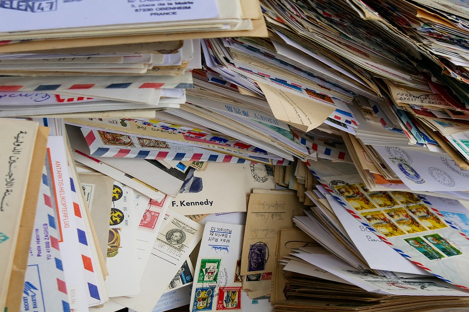 Содержимое почтовых ящиков дома на Тайнинской оказалось на свалке