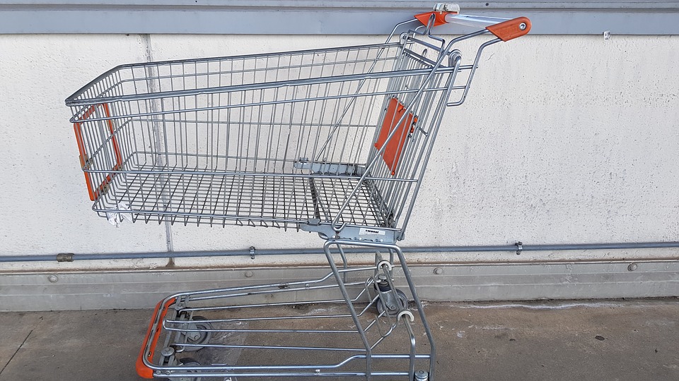 Из подъезда дома в Янтарном проезде убрали магазинную тележку