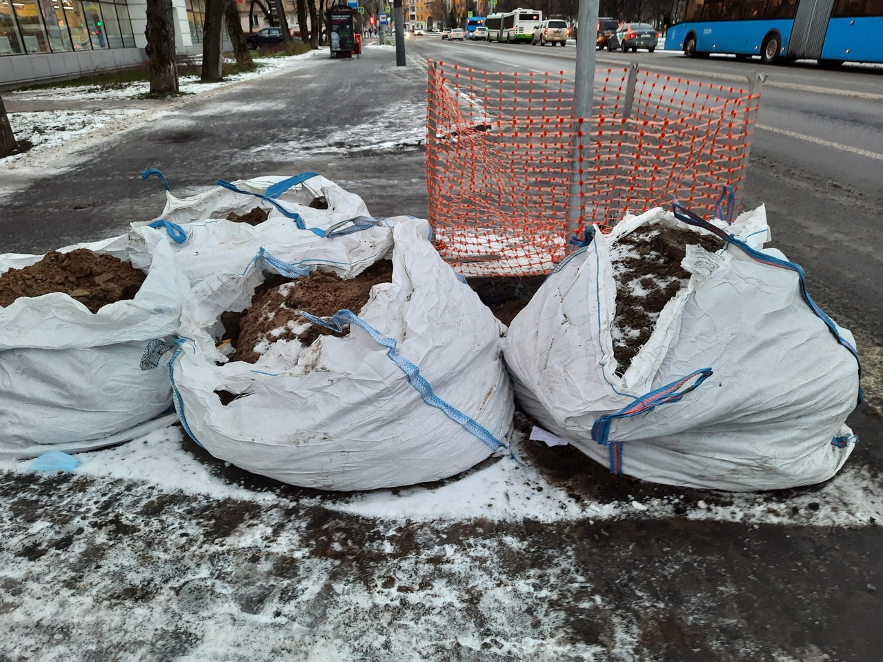 На Изумрудной установят опоры для дорожных знаков