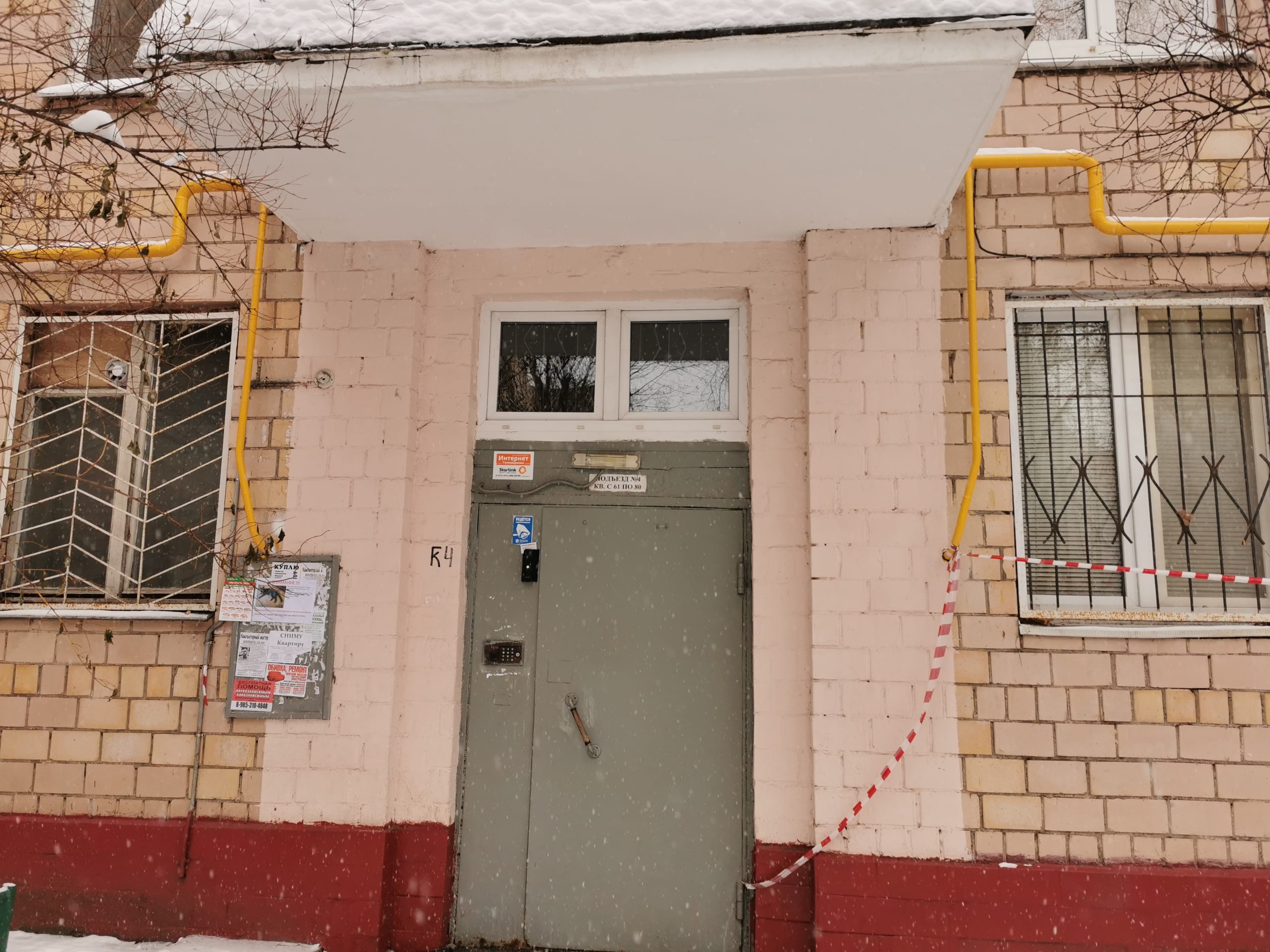 На фасаде дома на Коминтерна заменили треснувшую плитку